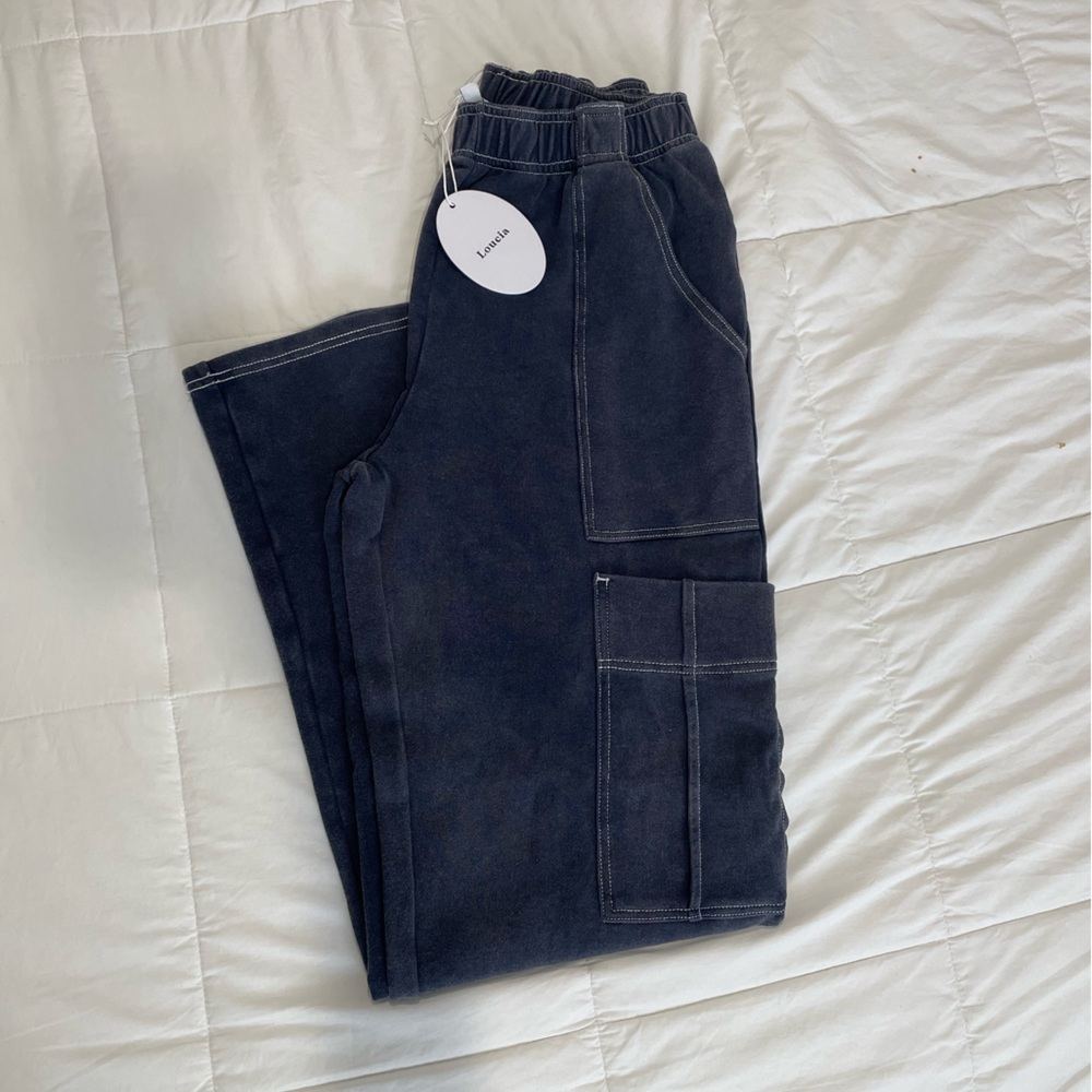 Cargo blue sweat pant with side pockets.